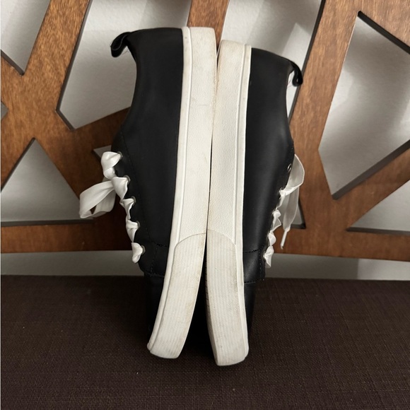 Nest used like a new women's low top platform sneaker in black/ - Picture 5 of 10